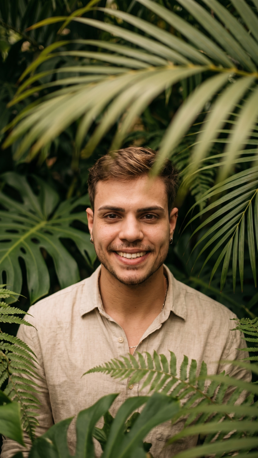 Pedro Lira, psicólogo, entre folhagens